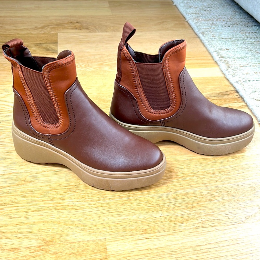 HM rust brown wedge boot.  Never worn size 5